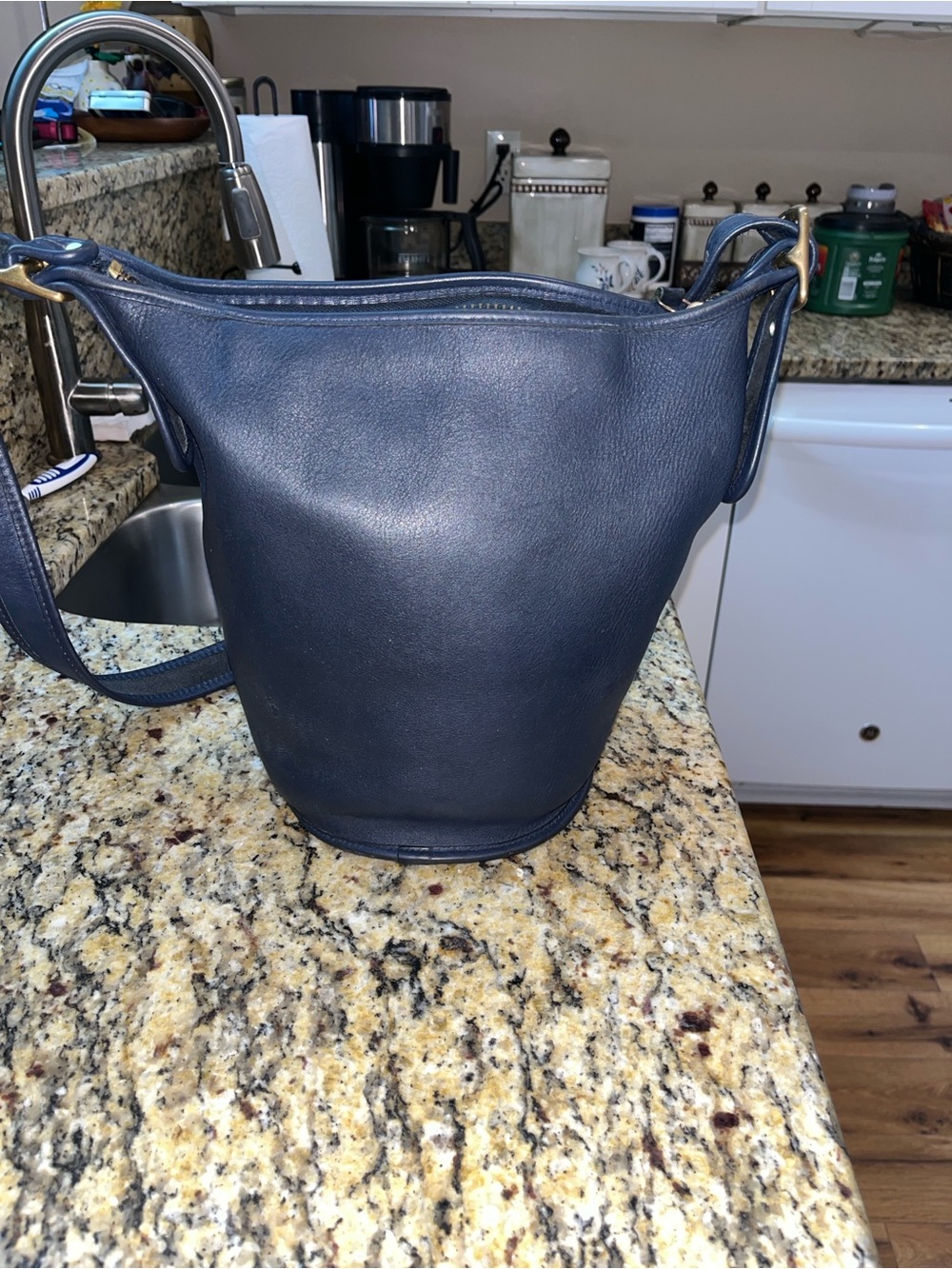 EUC Authentic Vintage Helen’s Legacy Leather Bucket Handbag/Crossbody